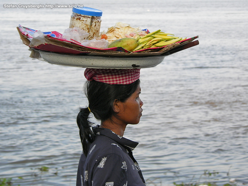 Phnom Penh - Sisowath Quay De Sisowath Quay, de weg naast de rivier, is tegen valavond het terrein van vele verkopers van fruit, snacks, ... Stefan Cruysberghs